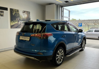 Подержанный автомобиль Toyota RAV4 2016 года (4 фото)