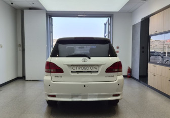 Подержанный автомобиль Toyota Ipsum 2002 года (5 фото)