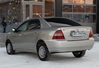Подержанный автомобиль Toyota Corolla Sedan 2002 года (7 фото)