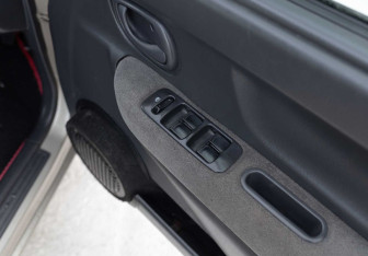 Подержанный автомобиль Suzuki Swift Hatchback 2004 года (14 фото)