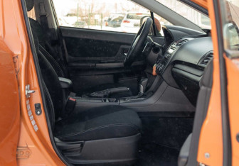 Подержанный автомобиль Subaru XV 2012 года (17 фото)