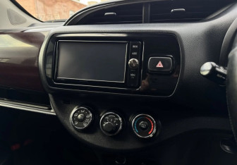 Подержанный автомобиль Toyota Vitz 2017 года (14 фото)