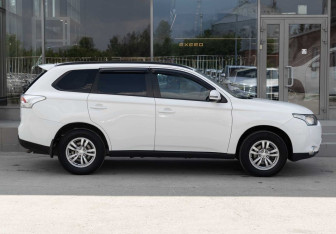 Подержанный автомобиль Mitsubishi Outlander 2013 года (4 фото)
