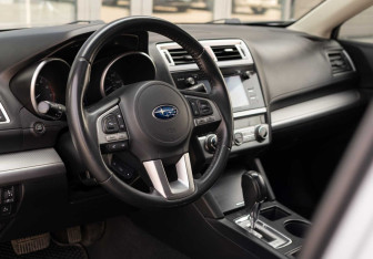 Подержанный автомобиль Subaru Legacy Sedan 2017 года (11 фото)