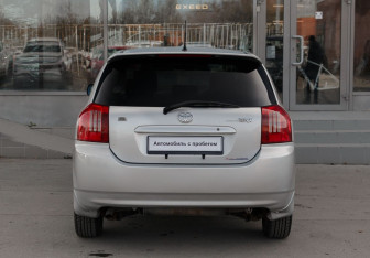 Подержанный автомобиль Toyota Corolla Hatchback 2003 года (6 фото)