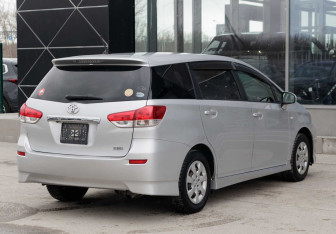 Подержанный автомобиль Toyota Wish Minivan 2011 года (5 фото)