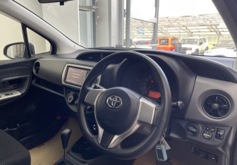 Подержанный автомобиль Toyota Vitz 2015 года (7 фото)
