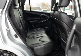 Подержанный автомобиль Toyota RAV4 2008 года (21 фото)