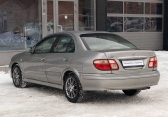 Подержанный автомобиль Nissan Bluebird Sylphy 2002 года (7 фото)