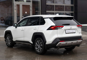 Подержанный автомобиль Toyota RAV4 2023 года (7 фото)