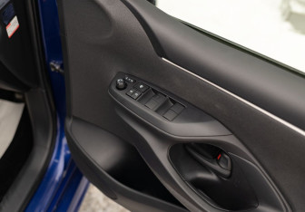 Подержанный автомобиль Toyota Yaris Hatchback 2020 года (16 фото)