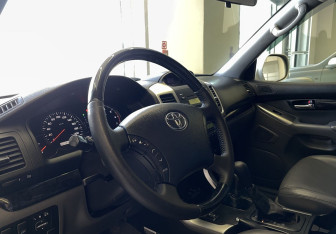 Подержанный автомобиль Toyota Land Cruiser Prado 2008 года (7 фото)