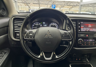 Подержанный автомобиль Mitsubishi Outlander 2018 года (10 фото)