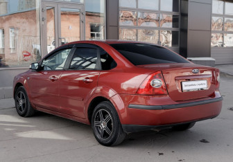Подержанный автомобиль Ford Focus Sedan 2007 года (7 фото)