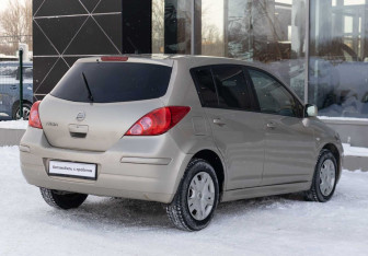 Подержанный автомобиль Nissan Tiida Hatchback 2012 года (5 фото)