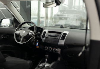 Подержанный автомобиль Peugeot 4007 2012 года (10 фото)