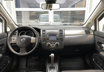 Подержанный автомобиль Nissan Tiida Hatchback 2011 года (11 фото)