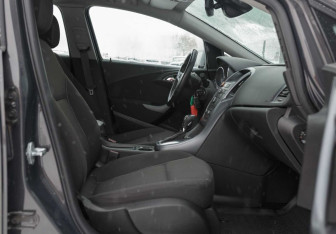 Подержанный автомобиль Opel Astra Sedan 2012 года (19 фото)