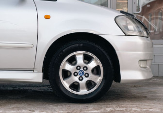 Подержанный автомобиль Toyota Ipsum 2001 года (9 фото)