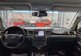 Подержанный автомобиль Lexus LX 2013 года (10 фото)