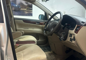 Подержанный автомобиль Toyota Ipsum 2002 года (9 фото)