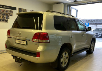 Подержанный автомобиль Toyota Land Cruiser Suv 2010 года (4 фото)