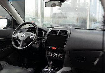 Подержанный автомобиль Mitsubishi ASX 2011 года (10 фото)
