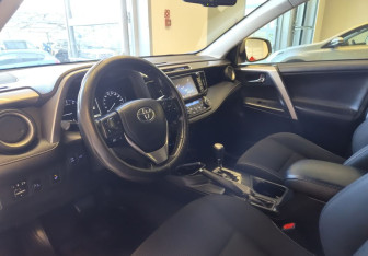 Подержанный автомобиль Toyota RAV4 2017 года (7 фото)