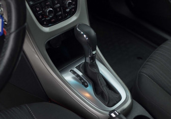 Подержанный автомобиль Opel Astra Hatchback 2011 года (14 фото)