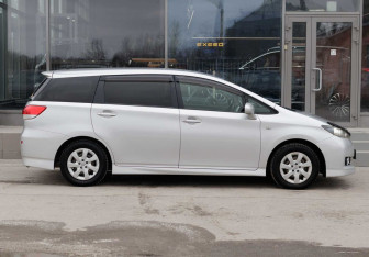 Подержанный автомобиль Toyota Wish Minivan 2011 года (4 фото)