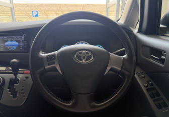 Подержанный автомобиль Toyota ISis 2010 года (9 фото)