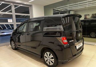 Подержанный автомобиль Honda Freed 2014 года (7 фото)