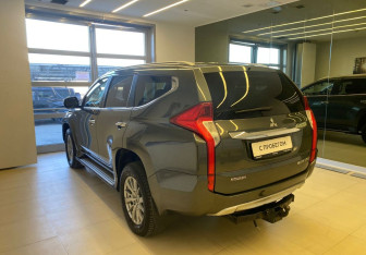 Подержанный автомобиль Mitsubishi Pajero Sport 2019 года (7 фото)