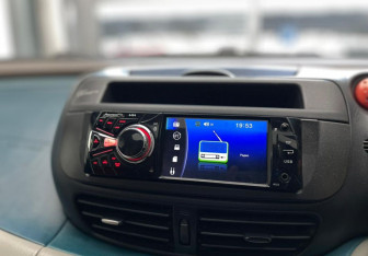 Подержанный автомобиль Nissan Tino 1999 года (11 фото)