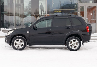 Подержанный автомобиль Toyota RAV4 2004 года (8 фото)
