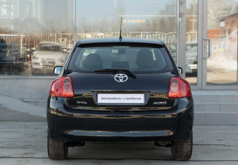 Подержанный автомобиль Toyota Auris Hatchback 2009 года (6 фото)