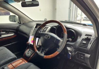Подержанный автомобиль Toyota Harrier 2003 года (7 фото)