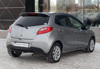 Подержанный автомобиль Mazda Demio 2014 года (5 фото)