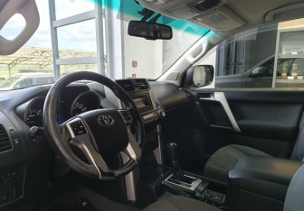 Подержанный автомобиль Toyota Land Cruiser Prado 2012 года (7 фото)