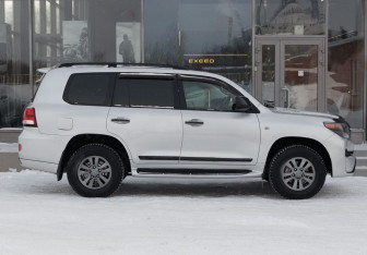 Подержанный автомобиль Toyota Land Cruiser Suv 2008 года (4 фото)