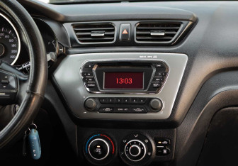 Подержанный автомобиль Kia Rio Hatchback 2015 года (14 фото)
