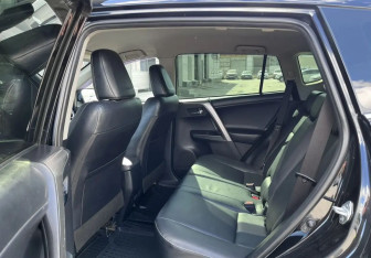Подержанный автомобиль Toyota RAV4 2017 года (17 фото)