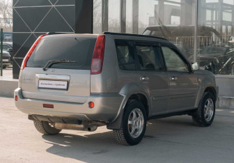 Подержанный автомобиль Nissan X-Trail 2004 года (5 фото)