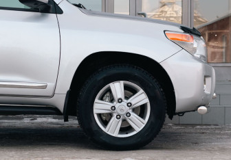 Подержанный автомобиль Toyota Land Cruiser Suv 2012 года (9 фото)
