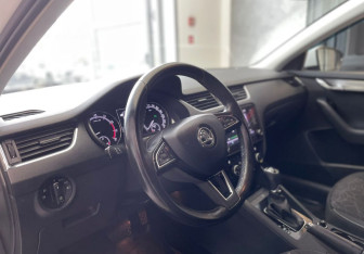 Подержанный автомобиль Skoda Octavia Liftback 2018 года (9 фото)