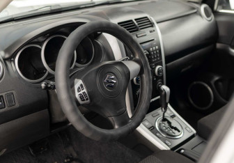 Подержанный автомобиль Suzuki Grand Vitara 2010 года (11 фото)