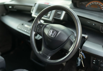 Подержанный автомобиль Honda Freed 2010 года (11 фото)