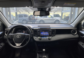 Подержанный автомобиль Toyota RAV4 2017 года (10 фото)