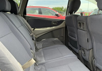 Подержанный автомобиль Nissan Tino 1999 года (11 фото)