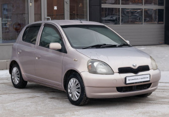 Подержанный автомобиль Toyota Vitz 1999 года (3 фото)